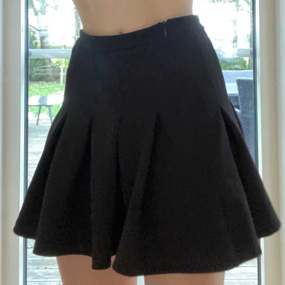 Superfin svart kjol från Shein, använd få gånger och väldigt fint skick🤍 I storlek Xs men passar även S. . Kjolar.