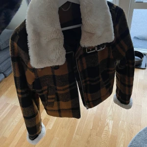 Rutig vinter/höstjacka - Jättefina färger, bra kvalite, fodrad
