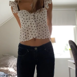 Lågmidjade jeans - Säljer de här lågmidjade jeansen efter jag tvekat länge. Så sjukt snygga men tyvärr är de lite för stora för mig så jag får inte användning av de. Beroende på hur man vill att de ska sitta skulle jag säga att de passar s-m. Perfekt långa i benen (är 174)❤️‍🔥