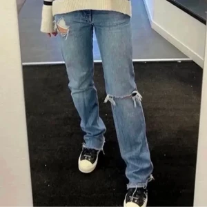 Zara jeans - Skitsnygga jeans från zara! Dom här är så fina men får tyvärr ingen användning av dom längre då jag har så mycket andra jeans💗 Jag kan gå ner i pris vid snabb affär! Dom är väldigt efterfrågade och säljs inte längre! ANVÄND INTE KÖP NU