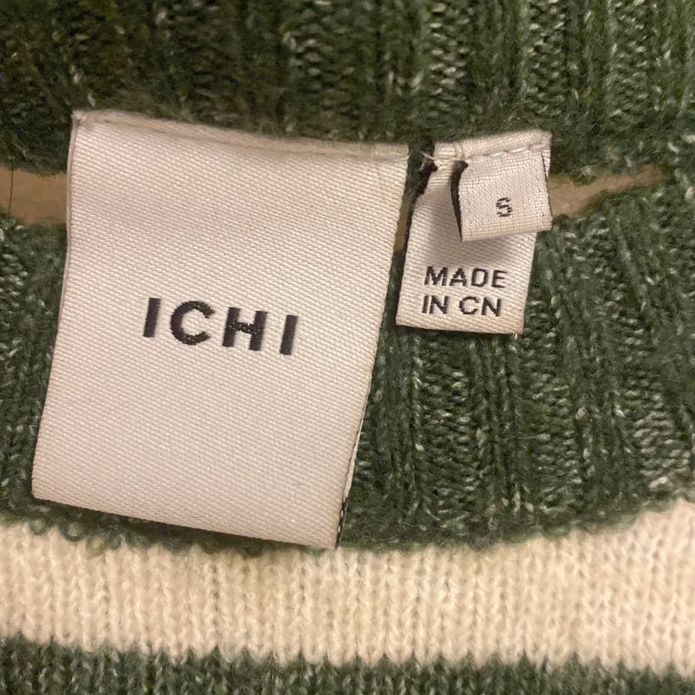 Säljer denna superfina stickade tröja, då den tyvärr inte komma till använding. Använd fåtal gånger i storlek S. Köpt på Åhlens för 500 kr, men säljes för 200 kr. . Tröjor & Koftor.