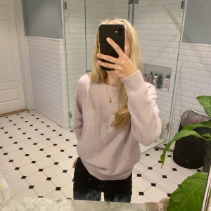 Tröja från Only - Fin och mysig tröja från only som inte kommit till användning, storlek M och sitter lite oversize på mig som har XS. Sticks inte! köptes för 299kr. Frakt tillkommer 