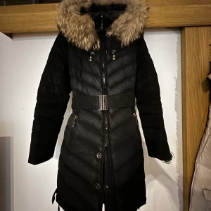 Hollies vinterjacka  - Super fin och fräsch vinterjacka från Hollies. Äkta päls ( avtagbar) 