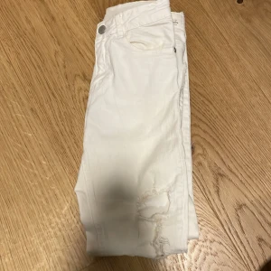  Jeans  - Säker mina vita jeans från zara, då jag inte använder dom. 
