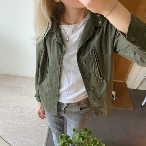 Skjort jacka - As cool grön skjort jacka från bikbok med nitar på kragen