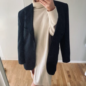 Stickad klänning strl L - Säljer denna super fina mysiga klänningen från H&M i strl L. Säljs för 199kr+ frakt!