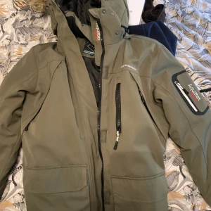 Olivgrön vinterjacka - Aquatex  - Snygg & skön  vinterjacka   Helt ny, aldrig använd Frakt tillkommer