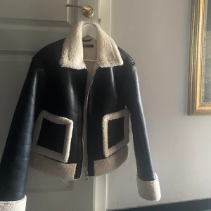 Läderjacka  - Läderjacka (imitation) från Gina. Storlek S, knappt använd. Passar till vintern🙏🏼möts endast upp i STHLM