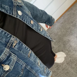 Jeansjacka  - En jeansjacka som är i väldigt bra skick. Jag köpte den för lite mindre än ett år sedan men knappt använd❤️