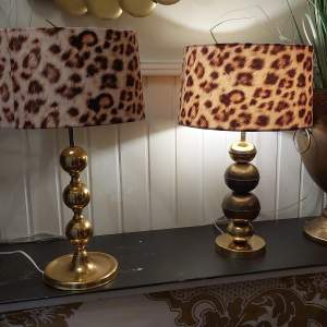 2 st lampor med leopard skärmar Olika lampfötter men väldigt snygga 500 för båda