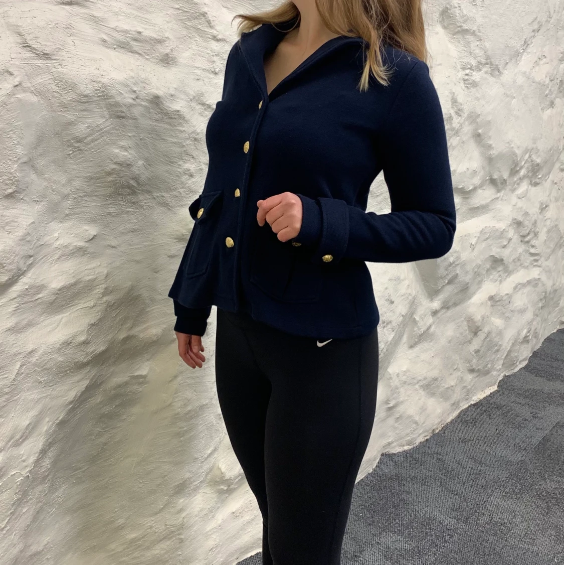 Marinblå kappa med elegans.