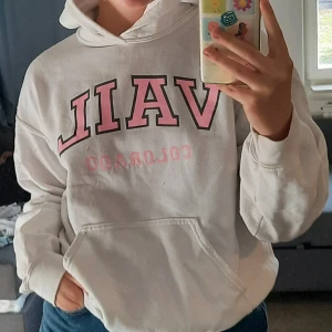 Vit hoddie - Mysig hoddie, storlek M men passar bra för mig som är s/xs.  Storrensar så finns mer i profilen! Rabatt om du köper fler saker för vill bli av med allt! 