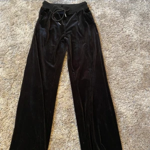 svarta Mjukisbyxor  - Svarta mjukisbyxor från Shein jättemjukt material nypris 380