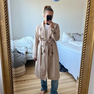 Trenchcoat STOCKH LM  - Så snygg beige trenchcoat i lagom längd!! Perfekt nu till hösten med en stickad tröja under. Från STOCKH LM 🦋 Stl 36