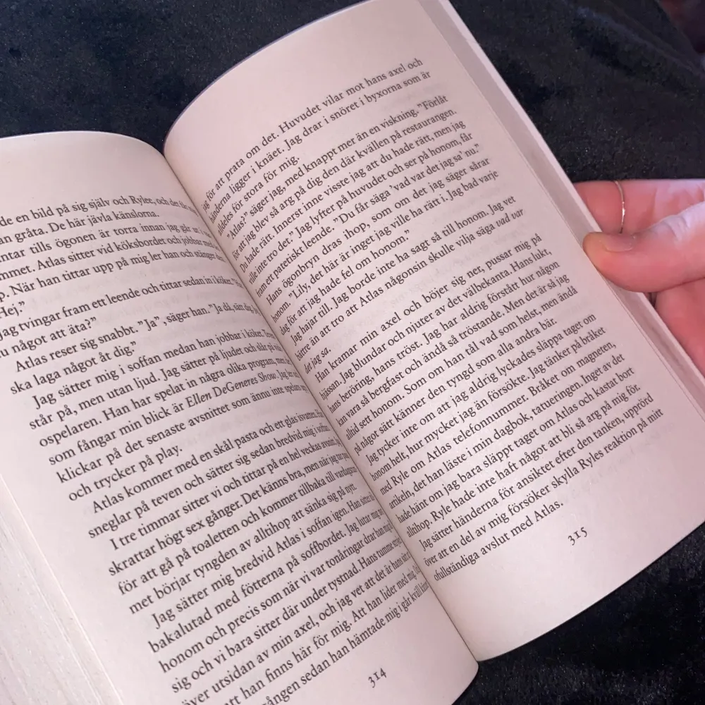 Extremt bra och populär bok av den berömda och folkkära författaren Colleen Hoover! Gillar du romantik och spänning är denna bok perfekt! Säljer pga läst ut på 5 dagar 🤣 30 kr + frakt💗. Övrigt.
