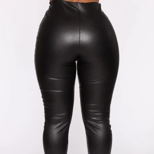 Svarta läderbyxor - Svarta läderbyxor med två dragkedjor upptill, stretchiga från Fashionnova