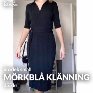 Mörkblå klänning - Klänning i 58% bomull från arket.  Svart/ marinblå (lite osäker på exakt färg)  Ser liten ut på men väldigt töjbar, skön att ha på sig å sitter jättebra i midjan med ett band runt om.   Ribbad  Använt en gång
