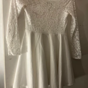 Klänning  - Säljer min klänning ja hade på studenten endast en kort kort stund.  Storlek XL men mer som L   Får inte med hela bilden av nån anledning men de är off shoulder.