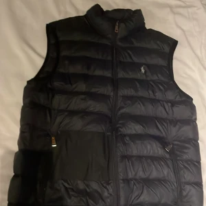 Ralph Lauren väst strl M - Köpte denna förra året för 2299kr, den är ganska använd därav billiga priset. Betalning via Swish eller kontant. Köparen står för frakt.