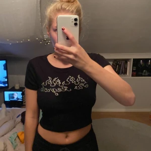 Snygg svart topp!😎 - Svart t-shirt som är köpt på new yorker💓