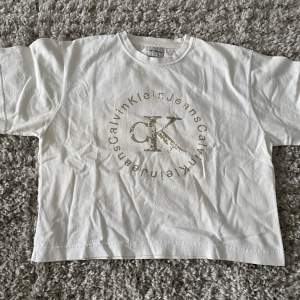 Snygg croppad t-shirt av CK, vintage och bra skick 