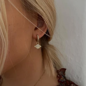 Örhänge - ”Saturnus” 79kr!🪐 Guldpläterade med kubisk zirkonia stenar. Frakt: 15-29kr*