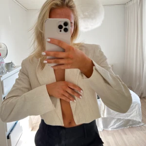 Kort blazer  - Kort kavaj från zara som är i nyskick, prislapp kvar. Den har en jättefin passform🫶🏻