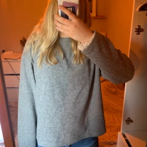 Stickad tröja - Säljer nu min fina gråa stickade tröja från zara! Tröjan är i nyskick och är i storlek L men skulle säga att de är som M. Fler frågor kom privat!💓