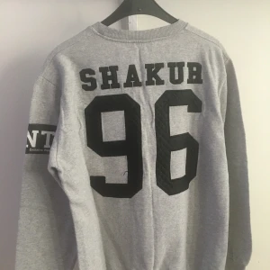 tröja M - köpte denna tröjan för 400 kr och den passar inte mig. Så jag säljer den för 250 kr