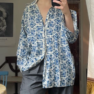 Mönstrad skjorta - Mönstrad skjorta från 70-talet. Använt skick, men bra kvalitet! 