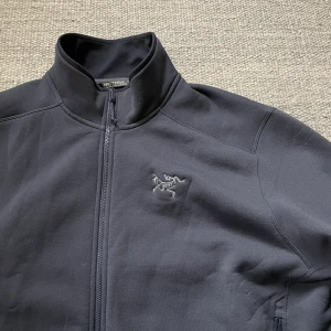 Arcteryx fleece  - En fin arcteryx fleece  Otroligt skön  Märkt storlek XL men sitter mer som L  Modell är 186 cm