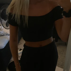 Offshoulder topp - Svart offshoulder topp. 25kr + frakt💞