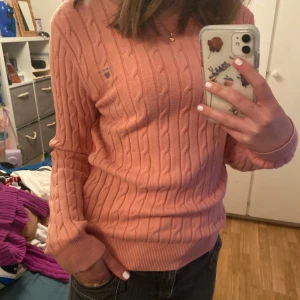 Rosa gant tröja - Rosa gant i storlek s som sitter jättefint. Inga defekter, men inte min stil längre. Den ser lite laxrosa ut på bilderna men är klarare babyrosa typ i verkligheten:)