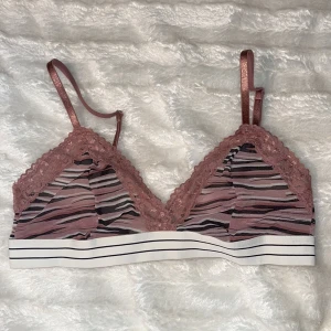 bralette - jätte söt bralette knappt använd då den är för liten för mig. stretchig resår undertill