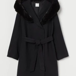 Svart kappa med huva  - Svart kappa från HM köpt förra året! Använd typ 5 gånger så är i mycket bra skick :) strl. S  Nypris: 699kr