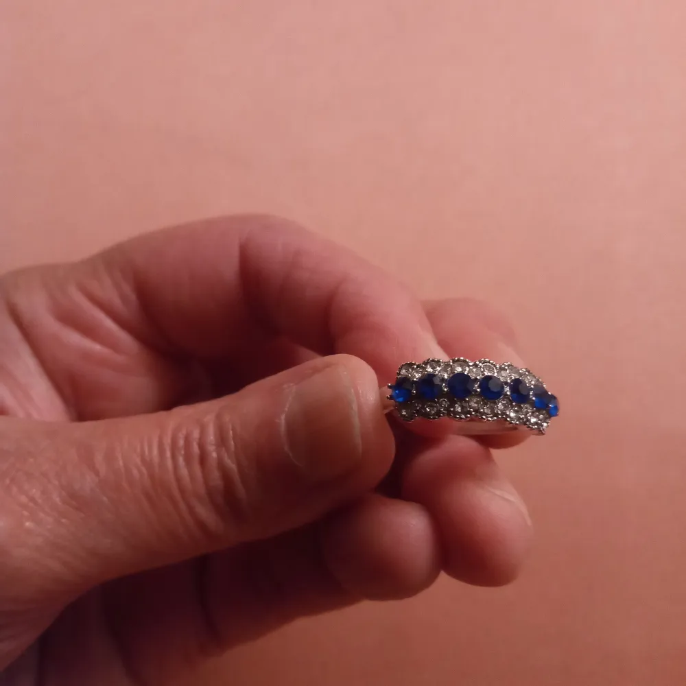 Vacker ring med vita och blå kristaller fördelat över ringen i stl 7 .hämtas i Skene alt skickas o fraktfritt o Swishbetalning tillämpas .. Accessoarer.