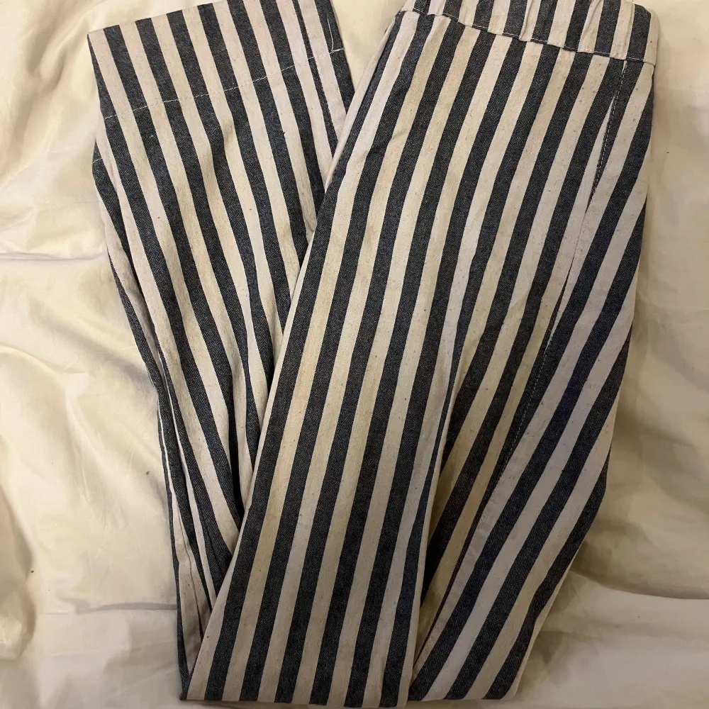 Snygga randiga kostymbyxor från brandy Melville  One size men skulle säga 36/38. Jeans & Byxor.