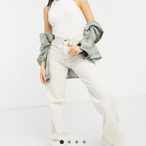 Vita jeans - Säljer dessa snygga vita jeans som tyvärr inte passade mig. Prislapp är kvar och aldig använda. de är i Stl 36 men skulle säga att de kan passa en 34-36 eller en 32 om man vill ha de oversized💗💗 pris kan diskuteras 