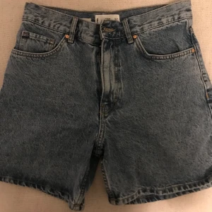 Jeansshorts  - Köpta på asos, använda en gång. Säljer pga de är lite för små. Kom privat för fler bilder eller om du har frågor!😊