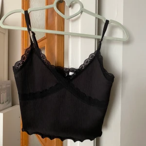 Ny topp  - Ny oanvänd topp, storlek S. Lite kortare modell. 