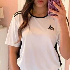 T-shirts  - En mjuk och skön t-shirts i storlek S.  Aldrig använd då är lite långt för mig.  Mötas i Stockholm eller fraktar. 🤍 