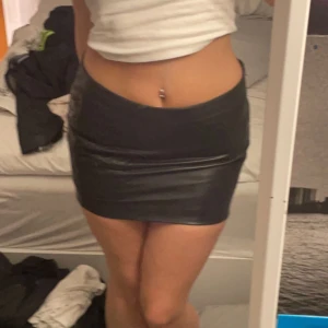 kjol med broderi! - jättesöt kjol med gulligt broderi på. tyvärr är den för liten för mig då dragkedjan inte går att stänga där bak, men annars passar dom. jättefina att ha med strumpbyxor såhär på vintern. skriv privat för mått eller bilder!:)