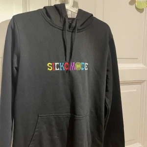 Travis scott hoodie - Jätte fin hoodie, säljs på grund av att den inte kommer till användning längre. Använd fåtal gånger.