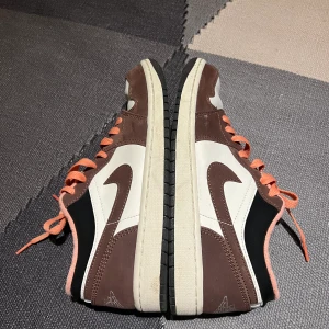 Jordan 1 low mocha  - Använda fåtal gånger, inköpta på restocks orginalkartong medföljer, skickas dubbelboxat