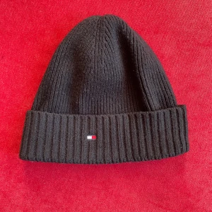 Mössa Tommy Hilfiger - Knappt använd mössa från Tommy Hilfiger i mycket bra skick. Nypris 500. Kan mötas upp i Stockholm. 