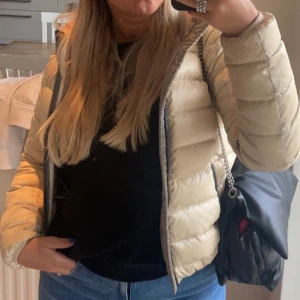 Colmar jacka 40 - Såld Så fin pärlvit/beige colmar jacka, använd en halv säsong. Fint skick men finns lite tecken på användning, skickas bilder privat. Italiensk storlek 40, skulle säga att den sitter som en S💕 hör av er vid frågor.