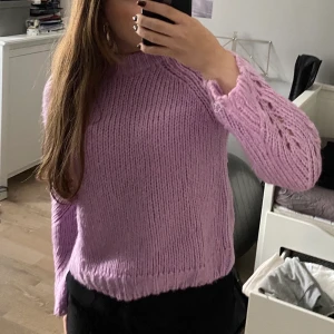 Stickad tröja från Cubus - En ljuslila stickad tröja från Cubus! Superfin och passar perfekt nu till hösten. Lappen är bortklippt men passar som en xs. Frakten ligger på 57kr. PM vid frågor❤️