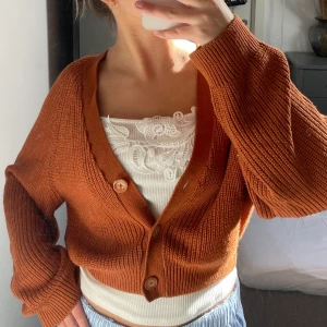 kofta - Säljer nu min höstfina kofta från monki då den inte längre kommer till användning🫶🏼 strolek xxs men passar även xs och s då den är lite större! Färgen är mer orange/brun irl