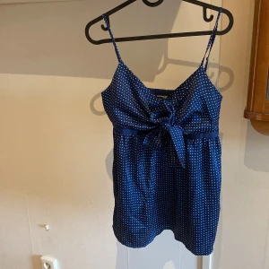 Söt topp - Jättegullig topp från märket Serious Sally med knytning vid bysten! Storlek S. Finns dragkedja på sidan! Aldrig använd, alltså jättefint skick:) 50kr + frakt!