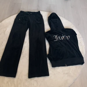 Juicy couture - Byxa xs kofta s ,8 månader gammal, tyvärr är för korta kan sälja för 1100 kr